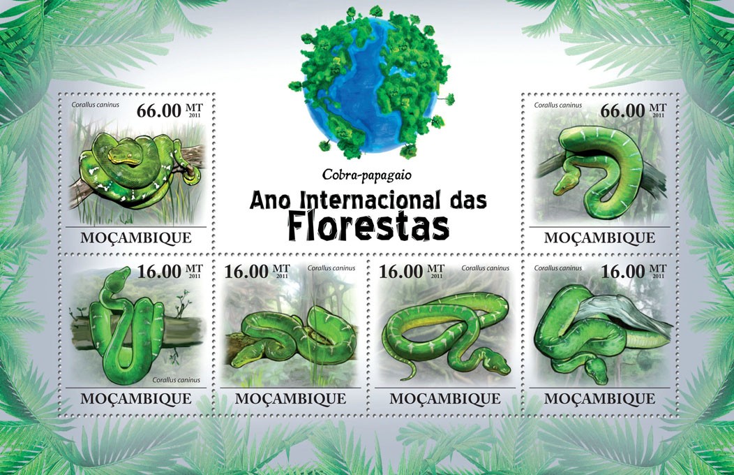 Parrot Snakes, (Corallus caninus). - Issue of Mozambique postage Stamps